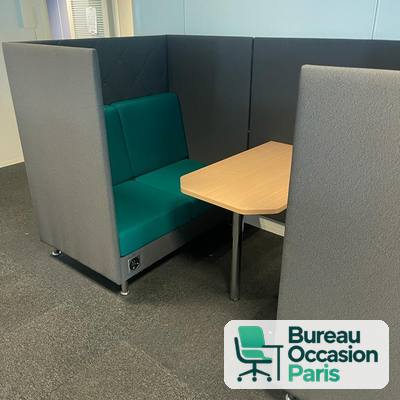 Alcôve acoustique 4 places – banquettes vertes, table bois centrale