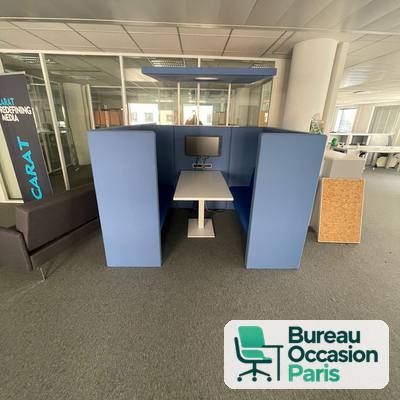 Alcôve acoustique 4 places bleue – banquettes, table et support écran