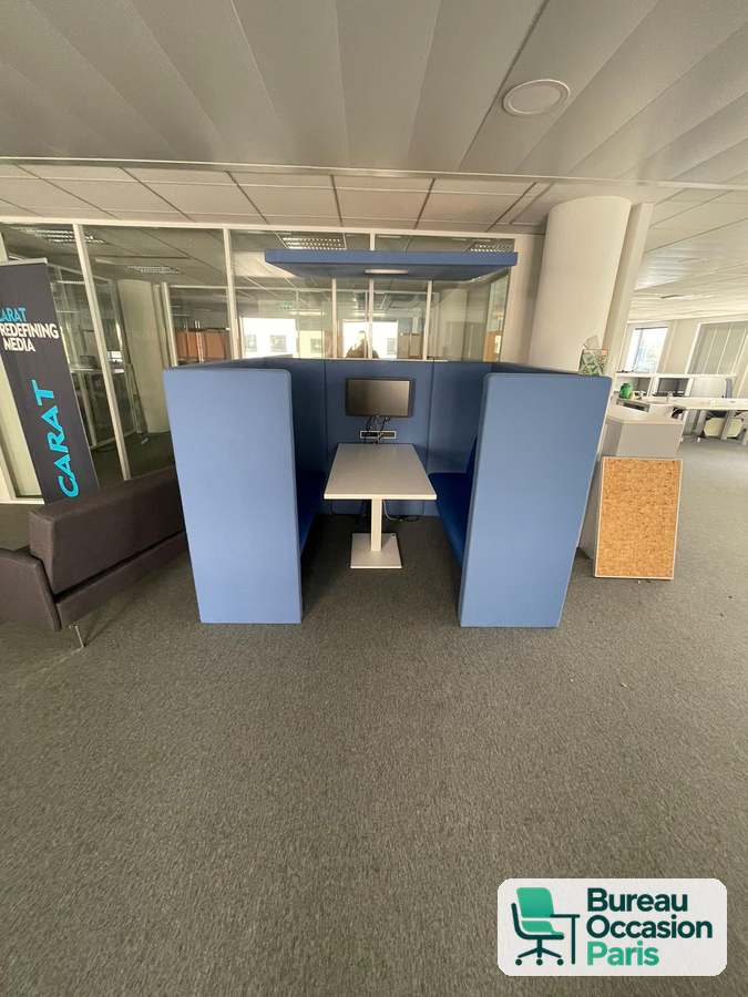 Alcôve acoustique 4 places bleue – banquettes, table et support écran