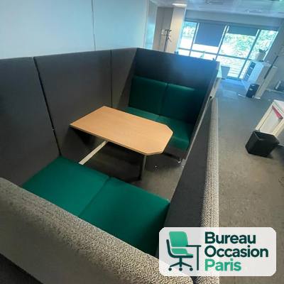 Alcôve de réunion acoustique, banquettes vertes et table centrale