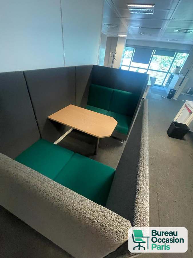 Alcôve de réunion acoustique, banquettes vertes et table centrale