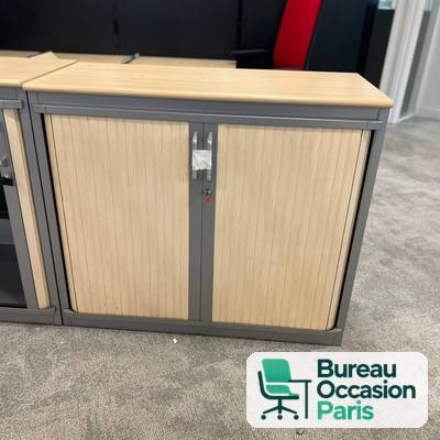 Armoire basse à rideaux érable – structure grise, dessus bois, serrure