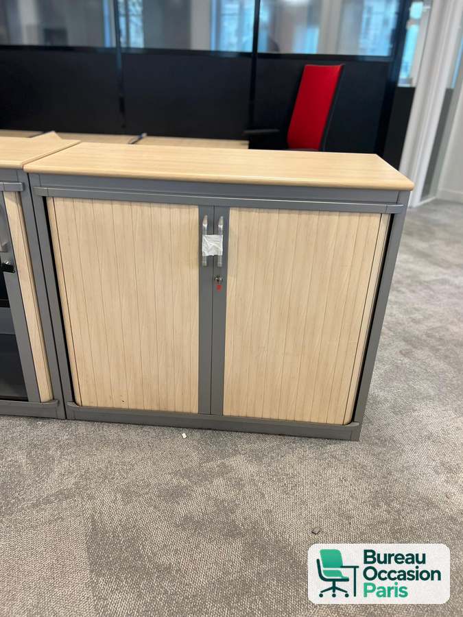 Armoire basse à rideaux érable – structure grise, dessus bois, serrure