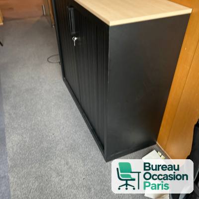 Armoire basse à rideaux métal noir – dessus bois clair, fermeture à clé