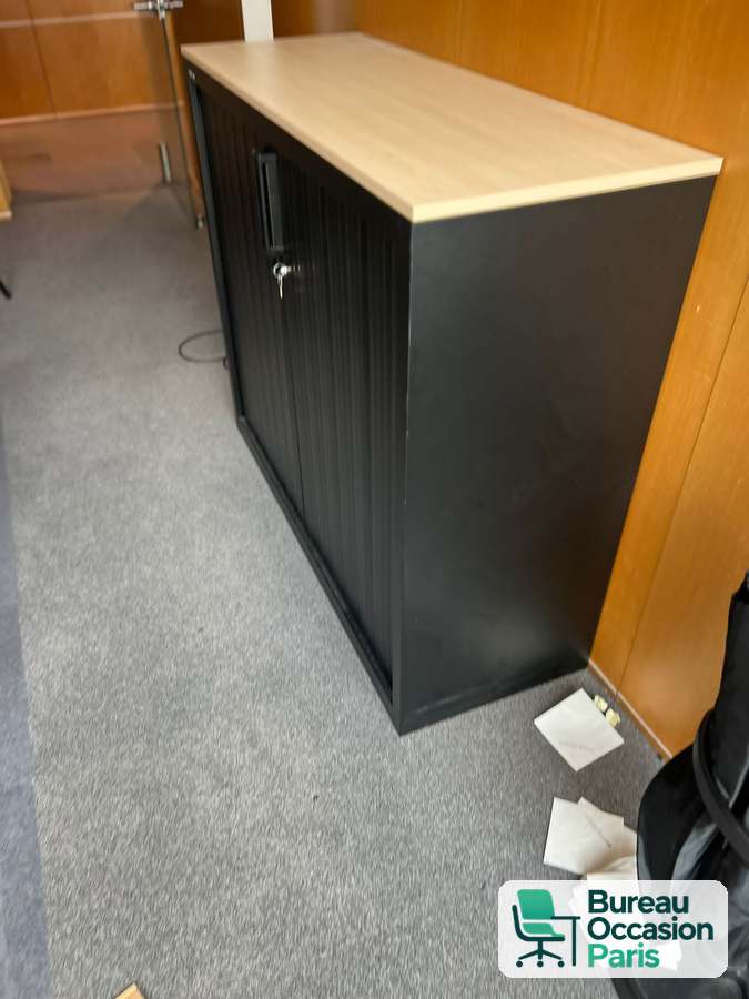 Armoire basse à rideaux métal noir – dessus bois clair, fermeture à clé