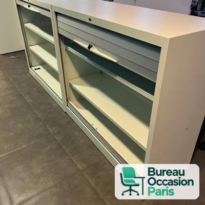 Armoire basse blanche à rideaux verticaux – fermeture à clé