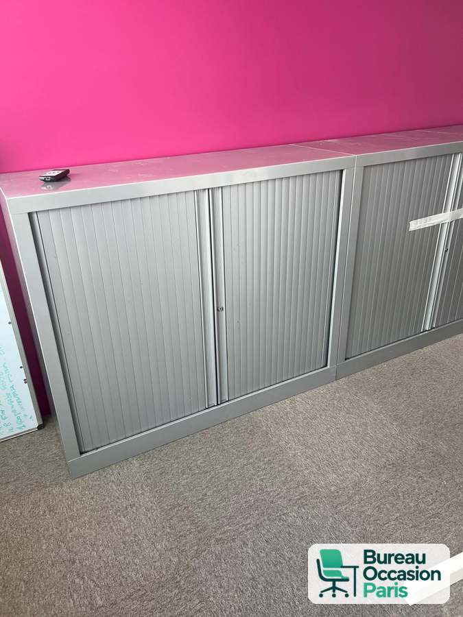 Armoire basse grise à rideaux coulissants – crédence ou séparation