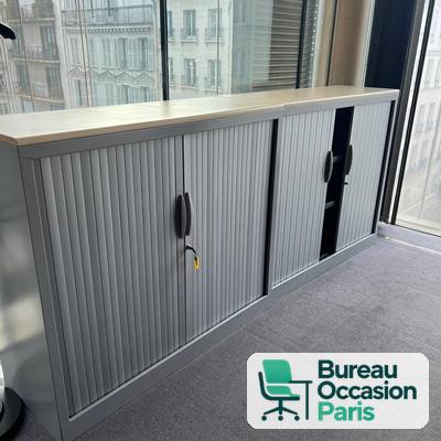 Armoire basse grise à rideaux – plateau bois, 2 tablettes, serrure