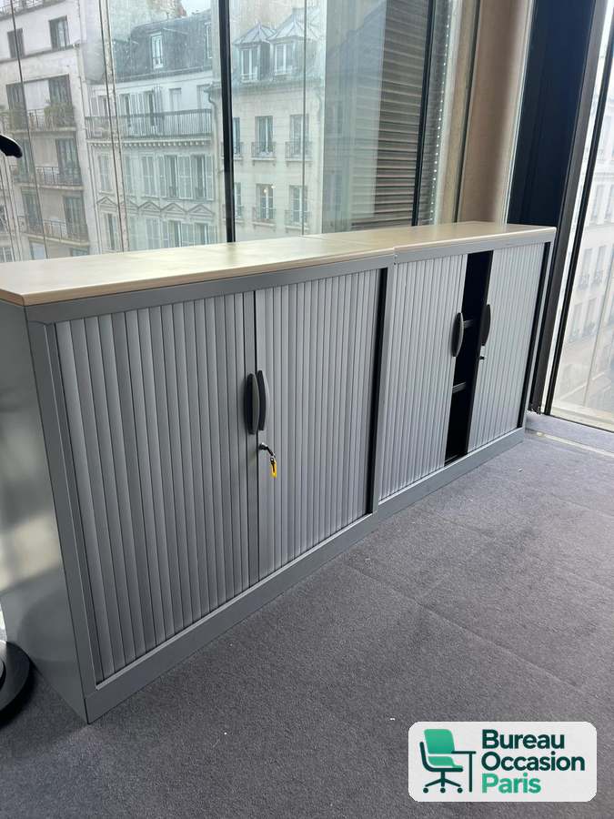 Armoire basse grise à rideaux – plateau bois, 2 tablettes, serrure