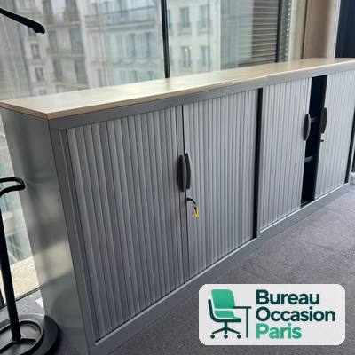 Armoire basse Majencia à rideaux gris – dessus bois clair, serrure