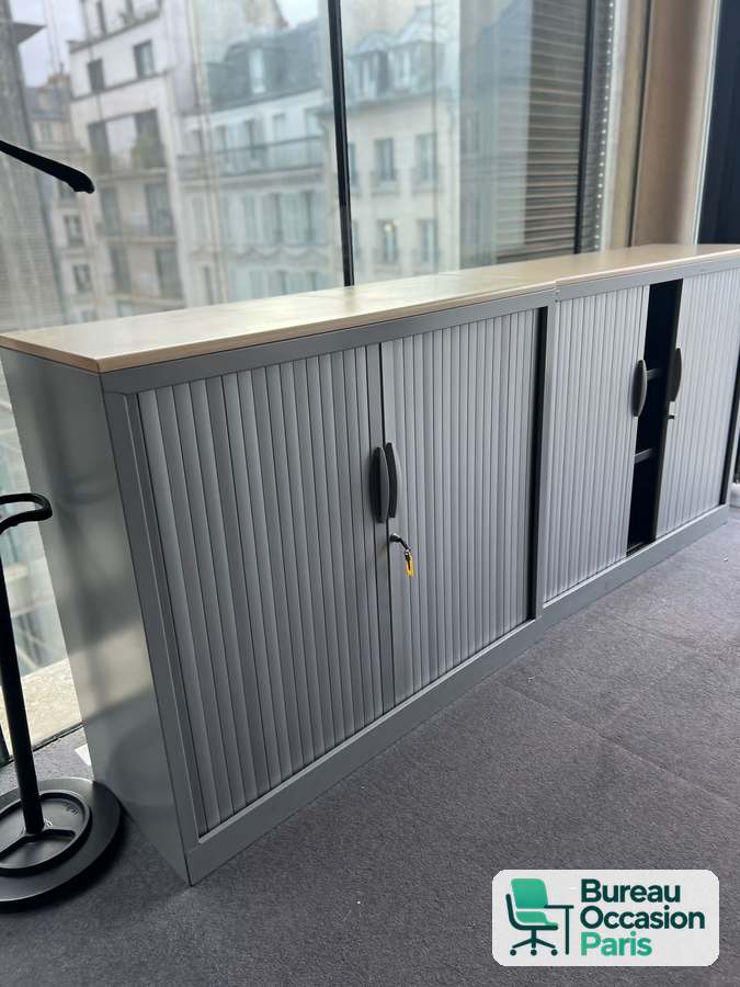 Armoire basse Majencia à rideaux gris – dessus bois clair, serrure