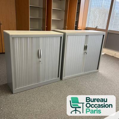 Armoire basse métal gris à rideaux – dessus clair, tablette, serrure