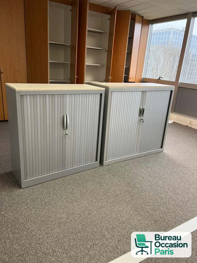 Armoire basse métal gris à rideaux – dessus clair, tablette, serrure
