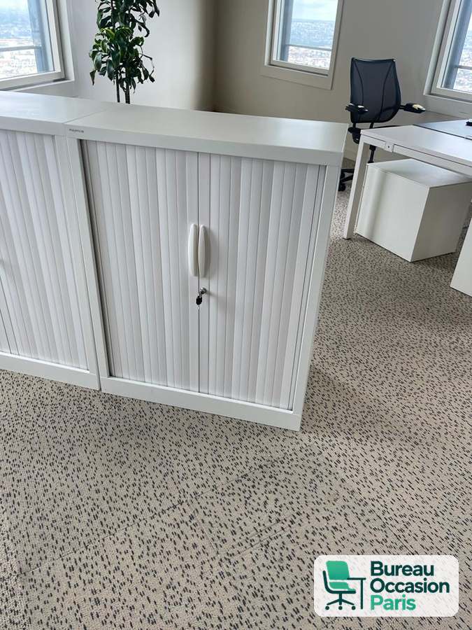 Armoire basse métallique blanche à rideaux – tablette, serrure