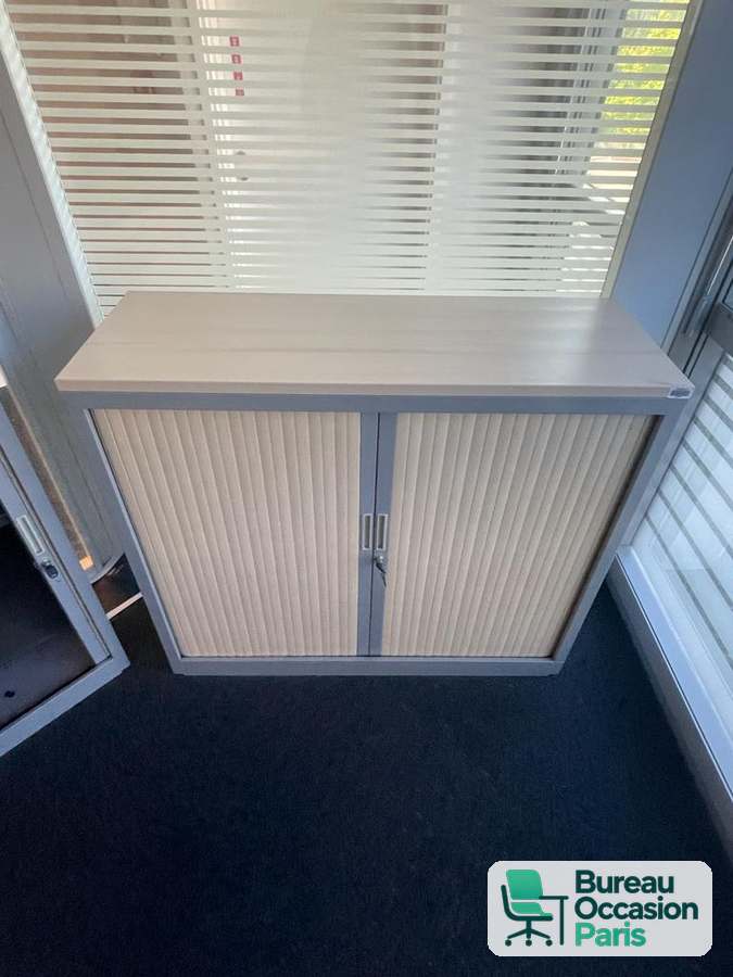Armoire basse métallique gris clair, rideaux beige et tablette