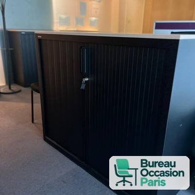 Armoire basse noire à 2 rideaux – plateau gris clair chant bois