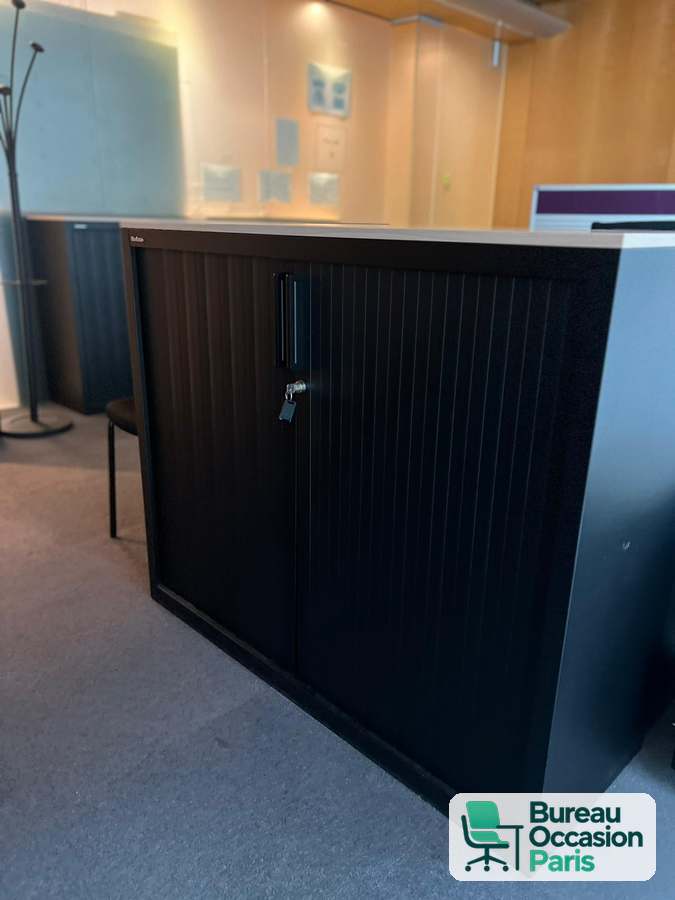 Armoire basse noire à 2 rideaux – plateau gris clair chant bois