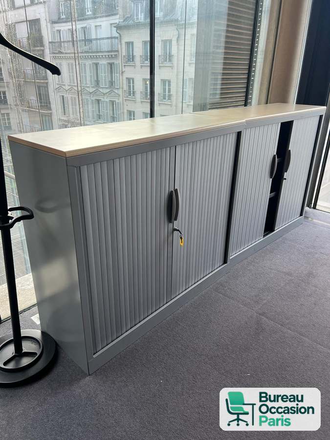 Armoire basse Samas à rideaux lamelles – structure grise, dessus bois