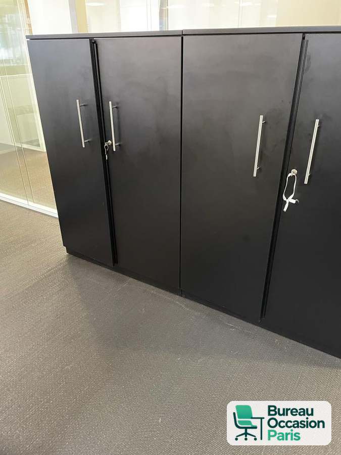Armoire de rangement mi-hauteur noire, portes battantes et serrure