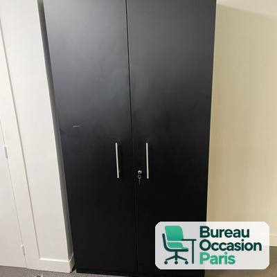 Armoire haute noire à deux portes battantes, tablettes réglables