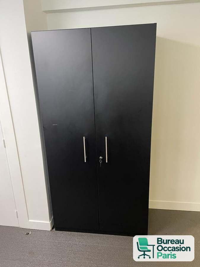 Armoire haute noire à deux portes battantes, tablettes réglables