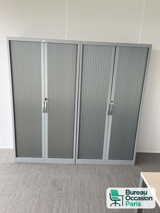 Armoire métallique haute à rideaux gris alu, tablettes et serrure