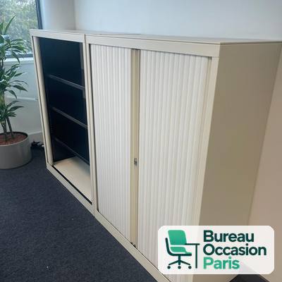 Armoire métallique mi-hauteur crème, rideaux blancs et tablettes