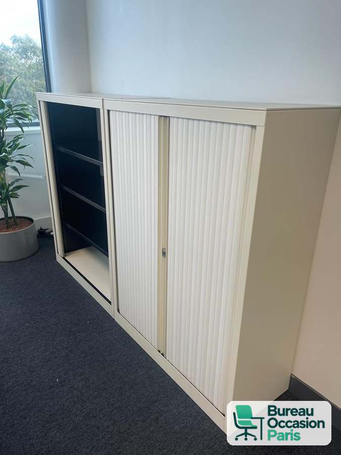 Armoire métallique mi-hauteur crème, rideaux blancs et tablettes