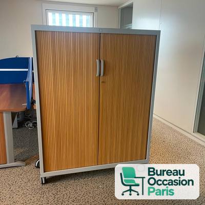 Armoire mi-haute à rideaux sur roulettes – façade merisier, 3 tablettes