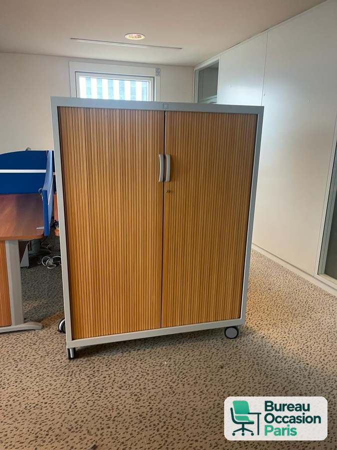 Armoire mi-haute à rideaux sur roulettes – façade merisier, 3 tablettes