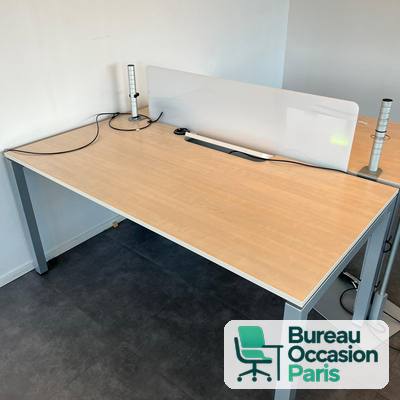 Bench 2 postes bois – écran blanc, goulotte et colonne électrique