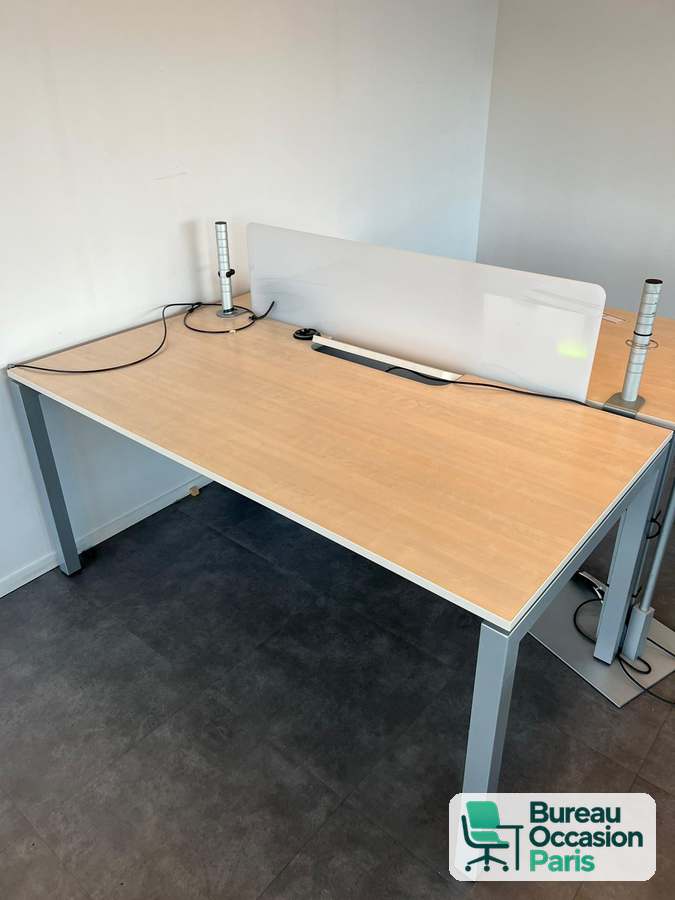 Bench 2 postes bois – écran blanc, goulotte et colonne électrique