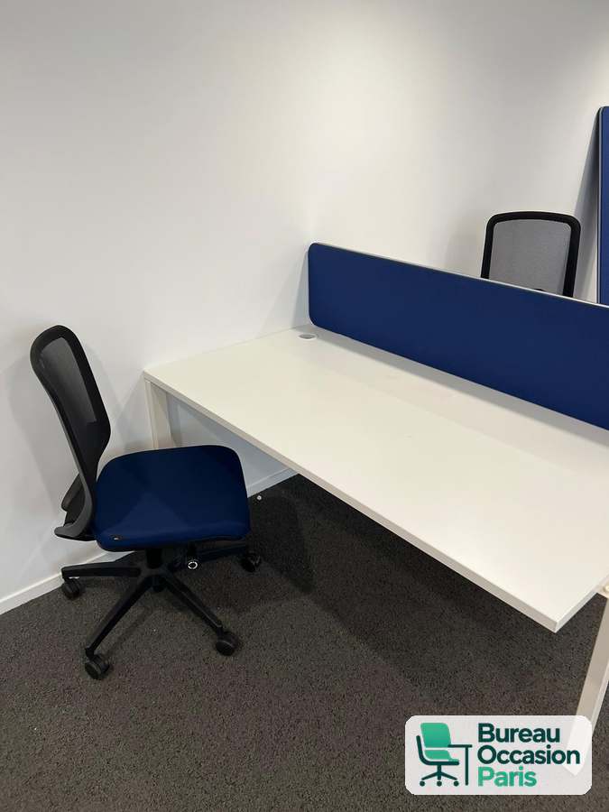 Bench face à face 2 postes – plateau blanc, cloison tissu bleu marine