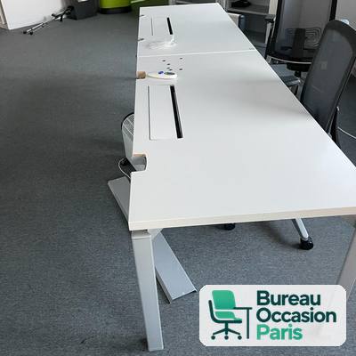 Bench multi-postes plateaux blancs, piètement gris et passe-câbles