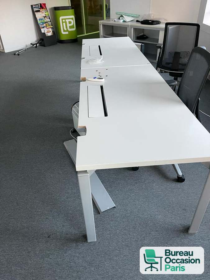 Bench multi-postes plateaux blancs, piètement gris et passe-câbles