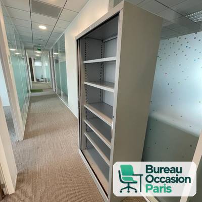 Bibliothèque ouverte en métal gris avec tablettes