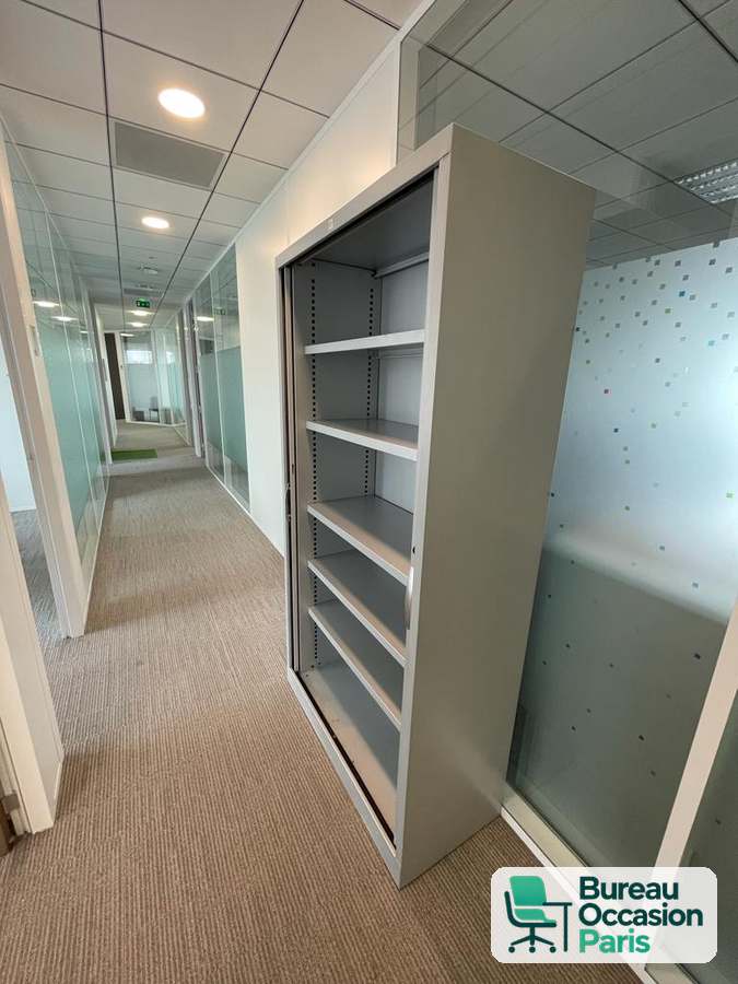 Bibliothèque ouverte en métal gris avec tablettes
