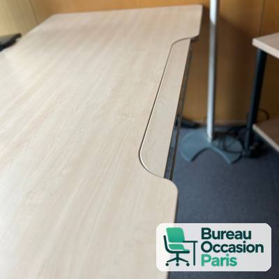 Bureau à découpe galbée – plateau bois clair, piètement métal