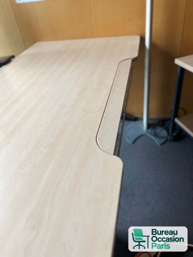 Bureau à découpe galbée – plateau bois clair, piètement métal