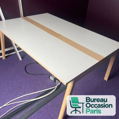 Bureau bench 2 postes – blanc, bande bois passe-câbles, pieds bois massif