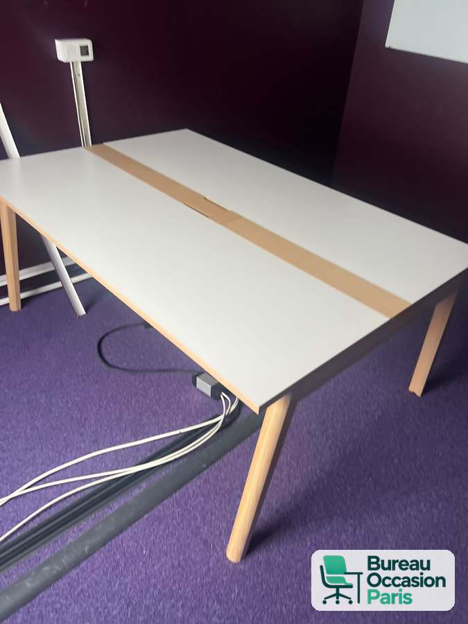 Bureau bench 2 postes – blanc, bande bois passe-câbles, pieds bois massif