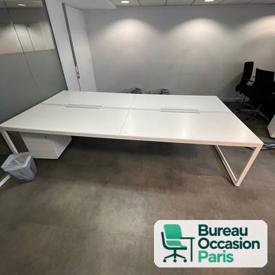 Bureau bench face à face – plateaux blancs, cadre blanc et goulotte