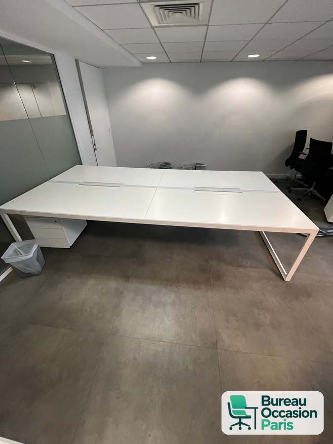 Bureau bench face à face – plateaux blancs, cadre blanc et goulotte