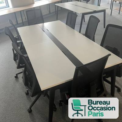 Bureau bench modulable en îlots – plateaux blancs, séparation noire