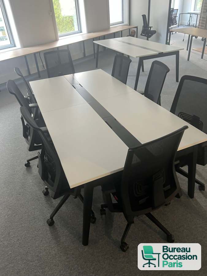 Bureau bench modulable en îlots – plateaux blancs, séparation noire