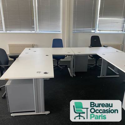 Bureau blanc sur piètement métal gris avec caisson, montage en angle