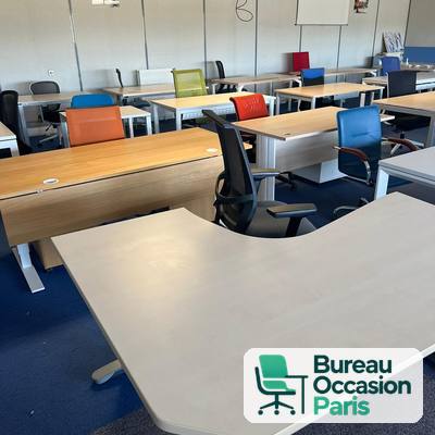 Bureau compact d'angle gris clair – retour arrondi, piètement métal gris