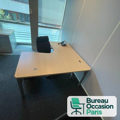 Bureau d'angle compact – plateau bois clair, piétement métal gris