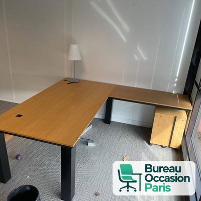 Bureau d'angle finition chêne sur pieds métal noirs, passe-câbles