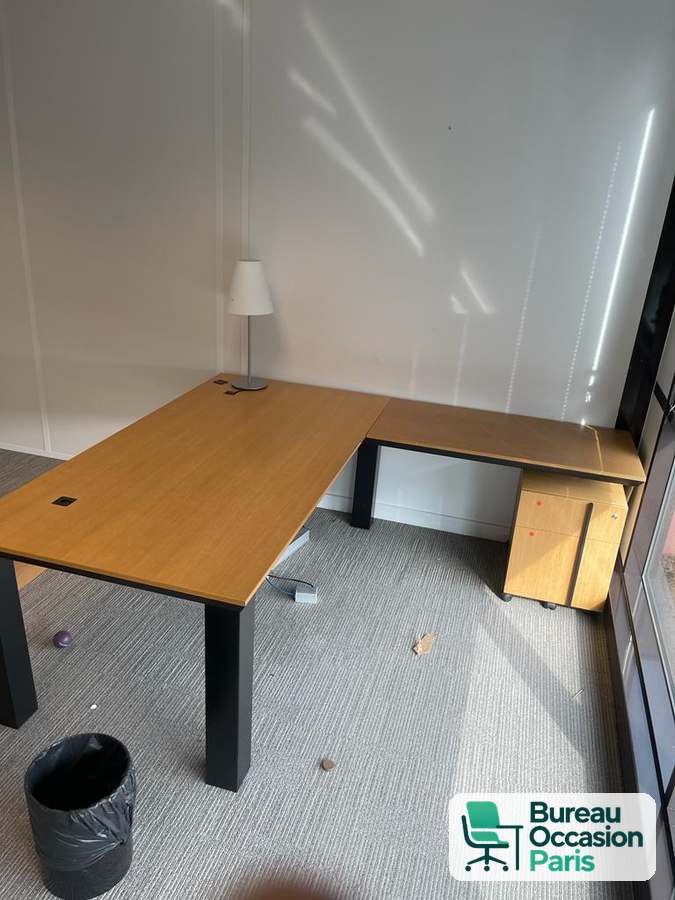 Bureau d'angle finition chêne sur pieds métal noirs, passe-câbles
